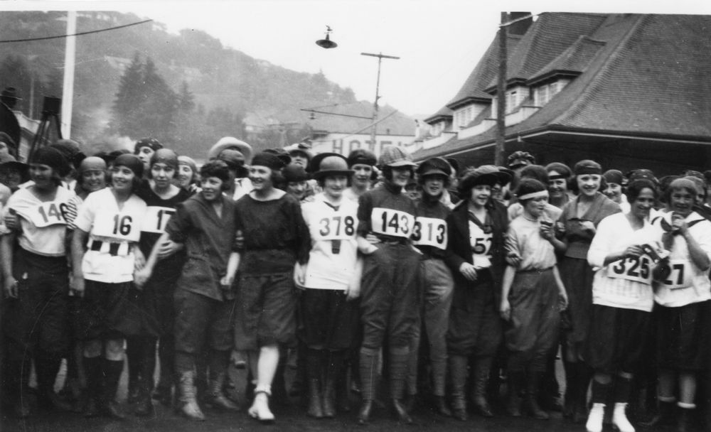 Dipsea Hike start group, 1920