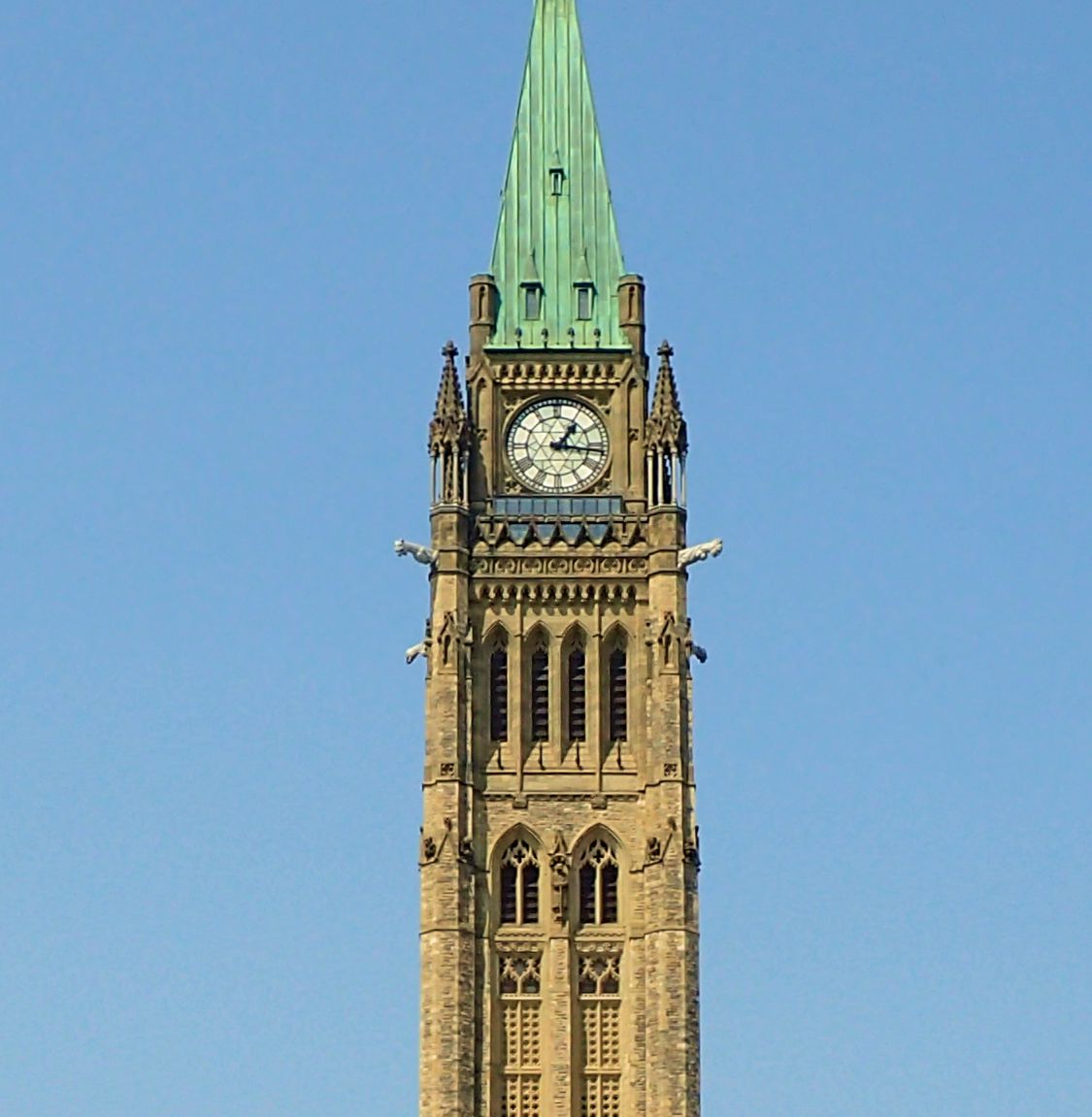 Photo of the section of the Peace Tower housing the carillon.