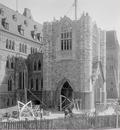 Image of the construction of the Peace Tower, showing the story containing the Memorial Chamber and the covered entryway connecting the tower to the Centre Block.